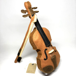 小さな音楽家のための【はじめてバイオリン】ブラウン（リアル）フェルト製の手縫いぬいぐるみバイオリン No.230521 1枚目の画像