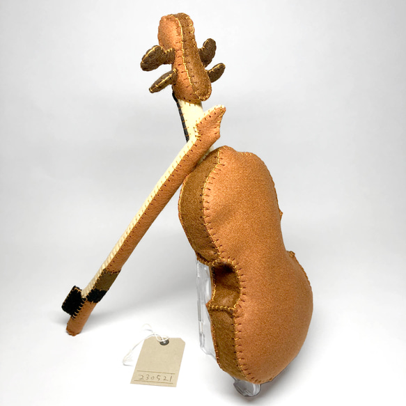 小さな音楽家のための【はじめてバイオリン】ブラウン（リアル）フェルト製の手縫いぬいぐるみバイオリン No.230521 2枚目の画像