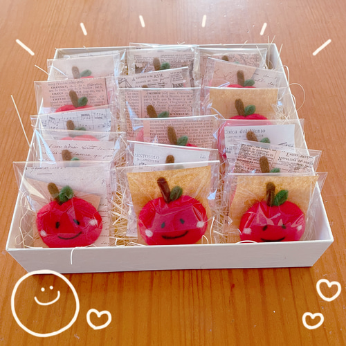 羊毛フェルト かわいい スマイルりんごちゃんのブローチ 赤い リンゴ