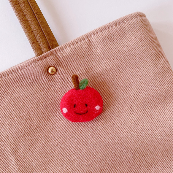 【受注販売】羊毛フェルト　スマイルりんごちゃんのブローチ 3枚目の画像