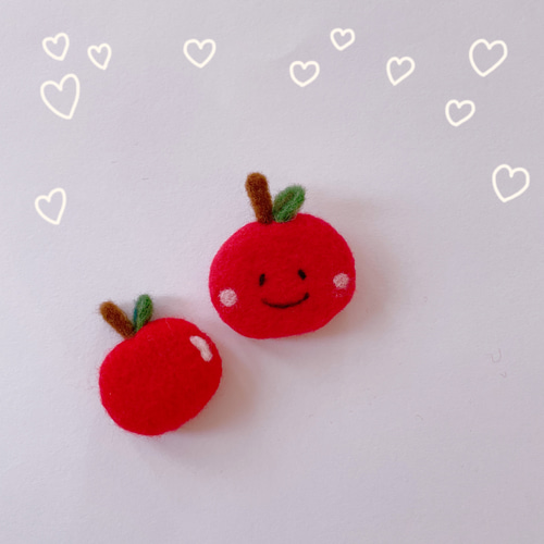 羊毛フェルト かわいい スマイルりんごちゃんのブローチ 赤い リンゴ