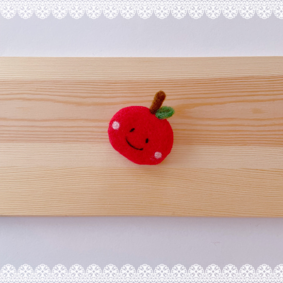 【受注販売】羊毛フェルト　スマイルりんごちゃんのブローチ 4枚目の画像
