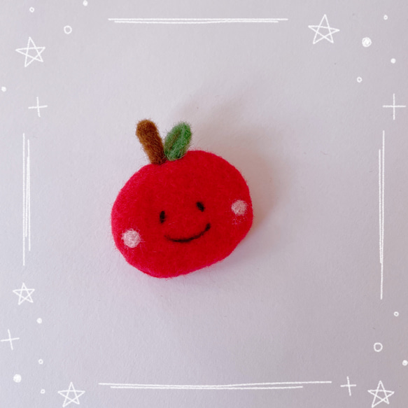 【受注販売】羊毛フェルト　スマイルりんごちゃんのブローチ 1枚目の画像