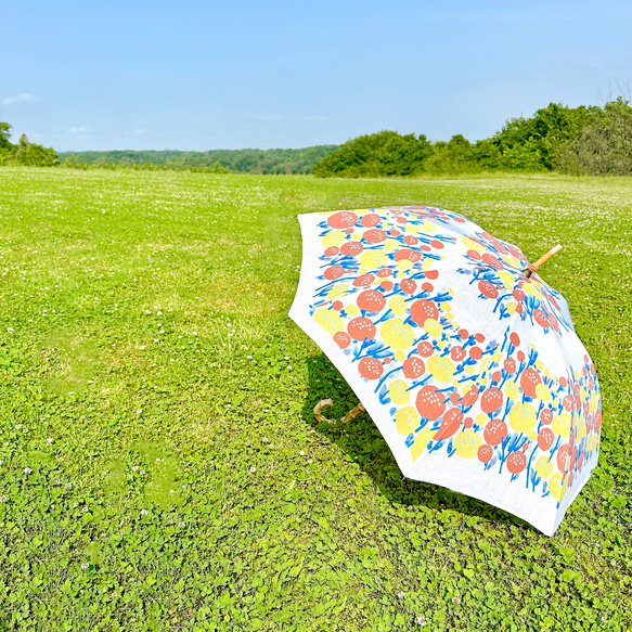 スウェーデンフラワーテキスタイルの日傘【ホワイト×オレンジイエロー】UVカット加工済 6枚目の画像