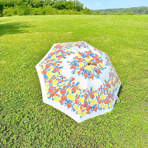 スウェーデンフラワーテキスタイルの日傘【ホワイト×オレンジイエロー】UVカット加工済 9枚目の画像