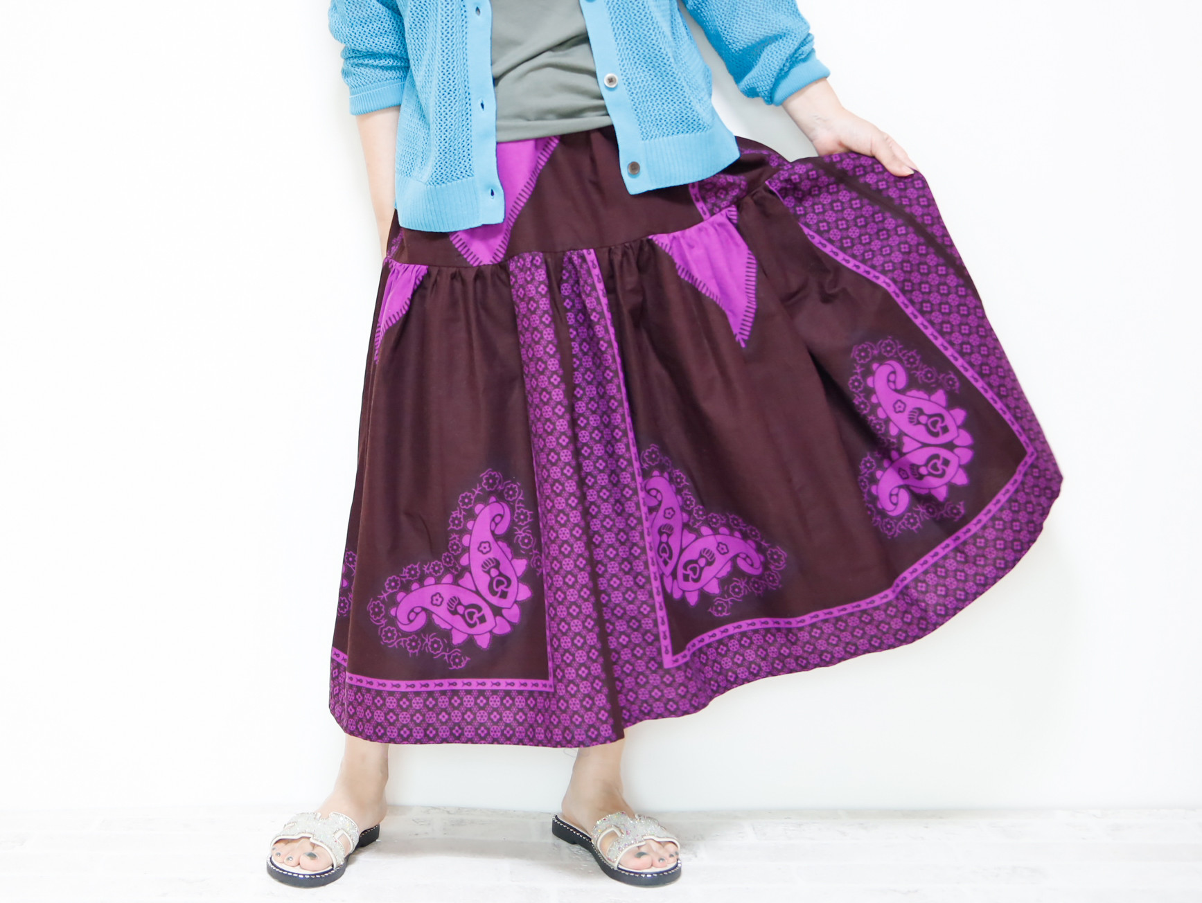 アフリカンプリント フリルスカート ブラウン マキシ丈　春夏のおしゃれに！　裾フリルで細見えシルエット！