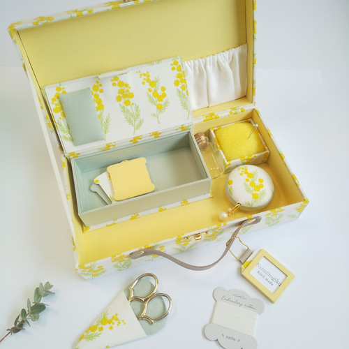 トランク型お裁縫箱とお裁縫道具のセット（ カルトナージュ、ミモザ