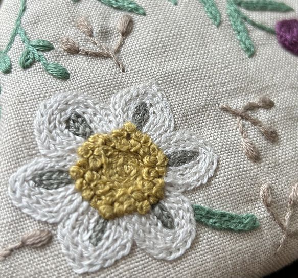 お花刺繍のがま口ポーチ 4枚目の画像