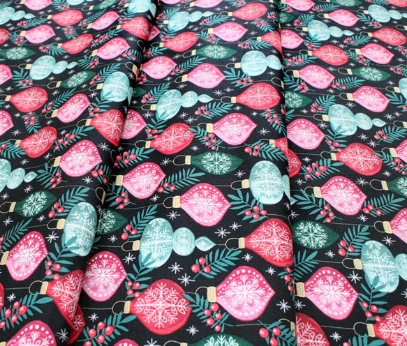 カットクロス Cloud9 Fabrics Winter Wonderland Berries & Baubles 4枚目の画像