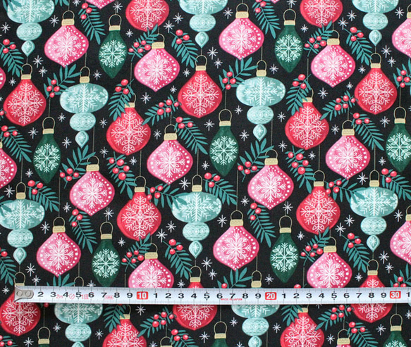 カットクロス Cloud9 Fabrics Winter Wonderland Berries & Baubles 3枚目の画像