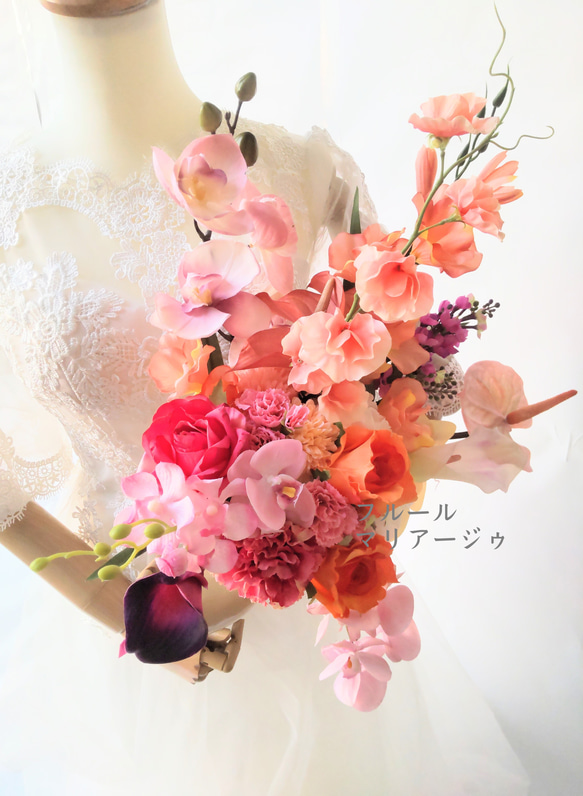 Hiromi様専用ページ ブートニアサービス  ピンクの蘭とカラーのブーケ  ウェディングブーケ  ぴょんぴょんブーケ 2枚目の画像