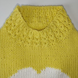黄色の糸に白でハート柄を編み込んだドレスセーター(SS-2174） 4枚目の画像