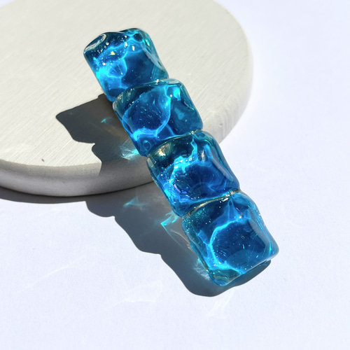 ブルーのラメ水面ヘアクリップ / レジン / 海 ヘアクリップ・バナナ