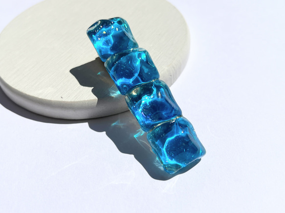 ブルーのラメ水面ヘアクリップ / レジン / 海 ヘアクリップ・バナナ