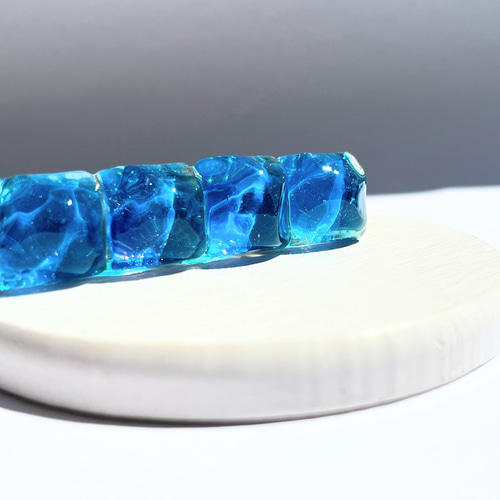 ヘアクリップ レジン 6.5cmオーバル 美しいマトリカリア 水色