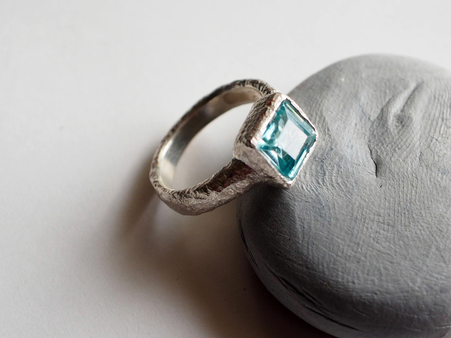 6.9x7.4mmブルートパーズ　つや消し