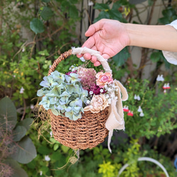 【感謝価格】秋色あじさいと薔薇にかすみ草　ナチュラルなかごアレンジメント　インテリア　アンティーク 2枚目の画像