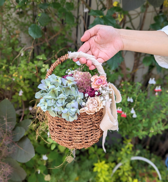 【感謝価格】秋色あじさいと薔薇にかすみ草　ナチュラルなかごアレンジメント　インテリア　アンティーク 2枚目の画像