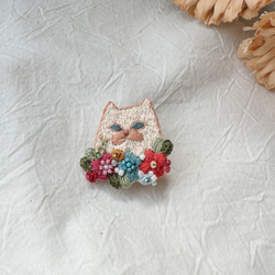 猫と花レトロフラワー刺繍ブローチ 2枚目の画像