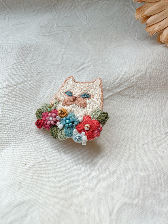 猫と花レトロフラワー刺繍ブローチ 3枚目の画像