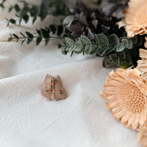猫柴様Monet タグ付　ヴィンテージ ブローチ8191 猫と花レトロフラワー刺繍ブローチ ブローチ Mogumogu☺︎ 通販