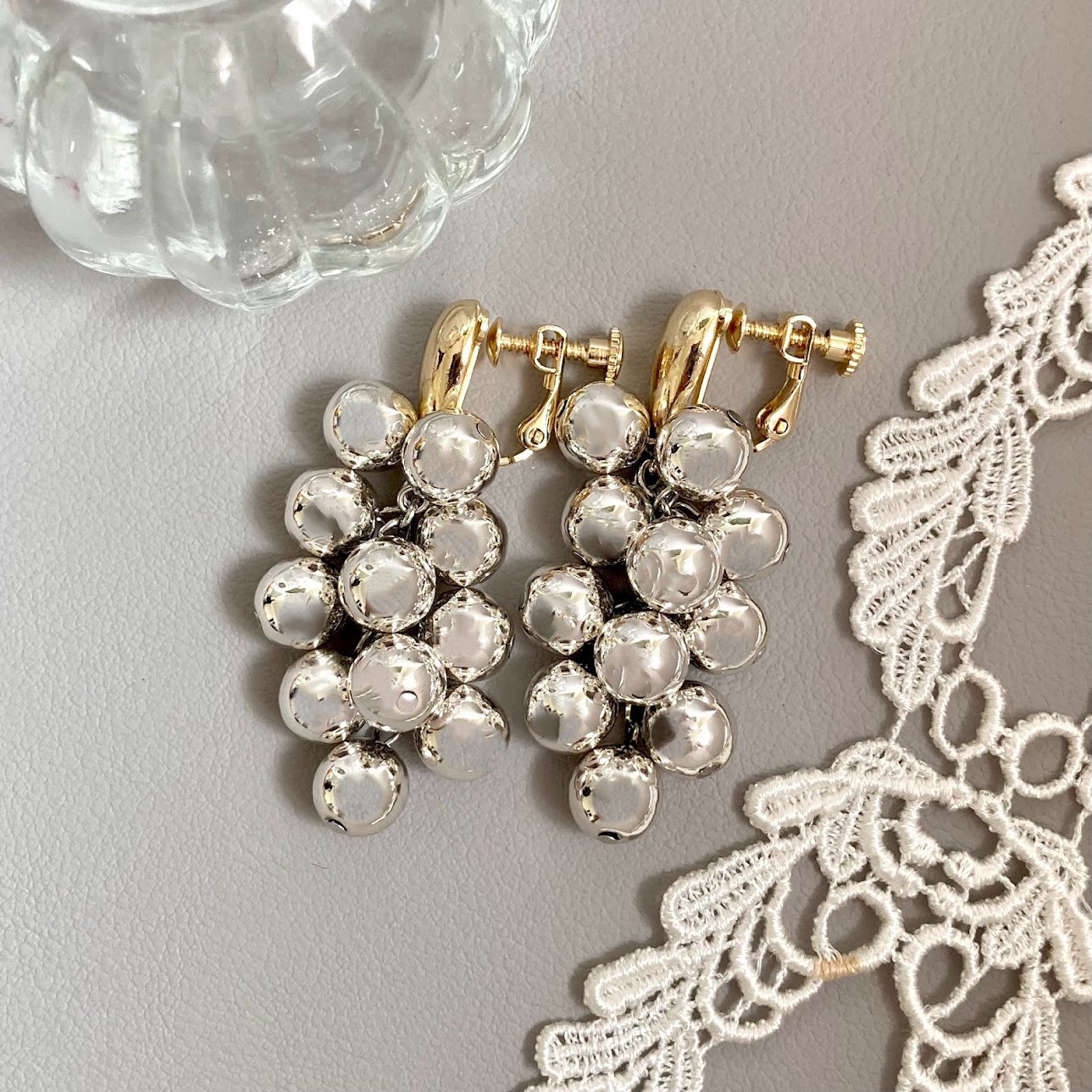 メタリックビーズイヤリング・グレープタッセル・シルバーラッカー