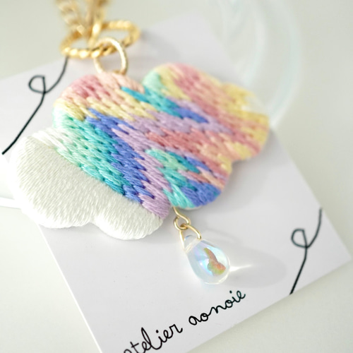 幸運の前ぶれ】刺繍の彩雲バッグチャーム 揺れるオーロラガラスしずく