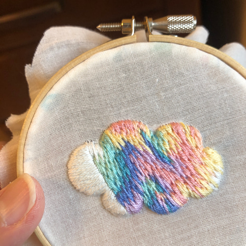 幸運の前ぶれ】刺繍の彩雲バッグチャーム 揺れるオーロラガラス