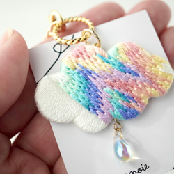 幸運の前ぶれ】刺繍の彩雲バッグチャーム 揺れるオーロラガラスしずく