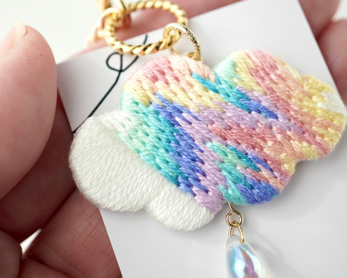 ハンドメイド刺繍　オーロラ 幸運の前ぶれ】刺繍の彩雲バッグチャーム 揺れるオーロラガラスしずく
