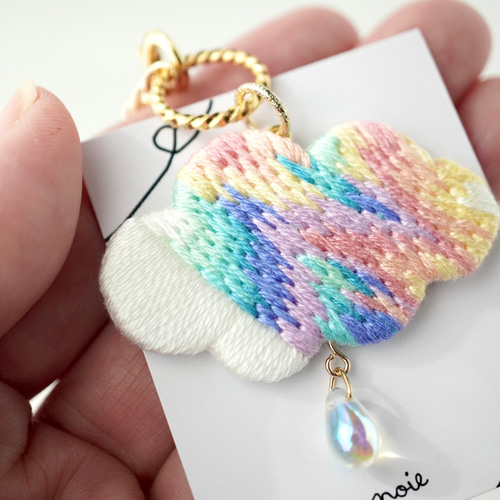 幸運の前ぶれ】刺繍の彩雲バッグチャーム 揺れるオーロラガラスしずく