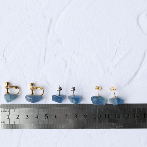 ブルーフローライト ピアス イヤリング 原石 鉱物 天然石 金属