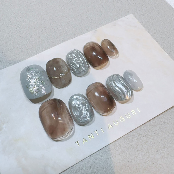 ベリーショートネイルチップ 茶色 ブラウン 短め 小さい爪用 銀 シルバー 3D ぷっくり うねうね 立体 完成品 爪 2枚目の画像