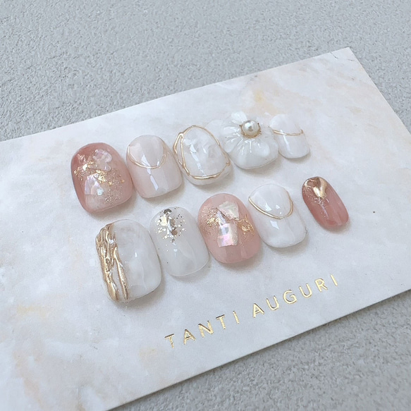 ピンク色 ベリーショートネイルチップ 短め 小さい爪専用 ぷっくりフラワー 乳白色 成人式 結婚式 付け爪 2枚目の画像