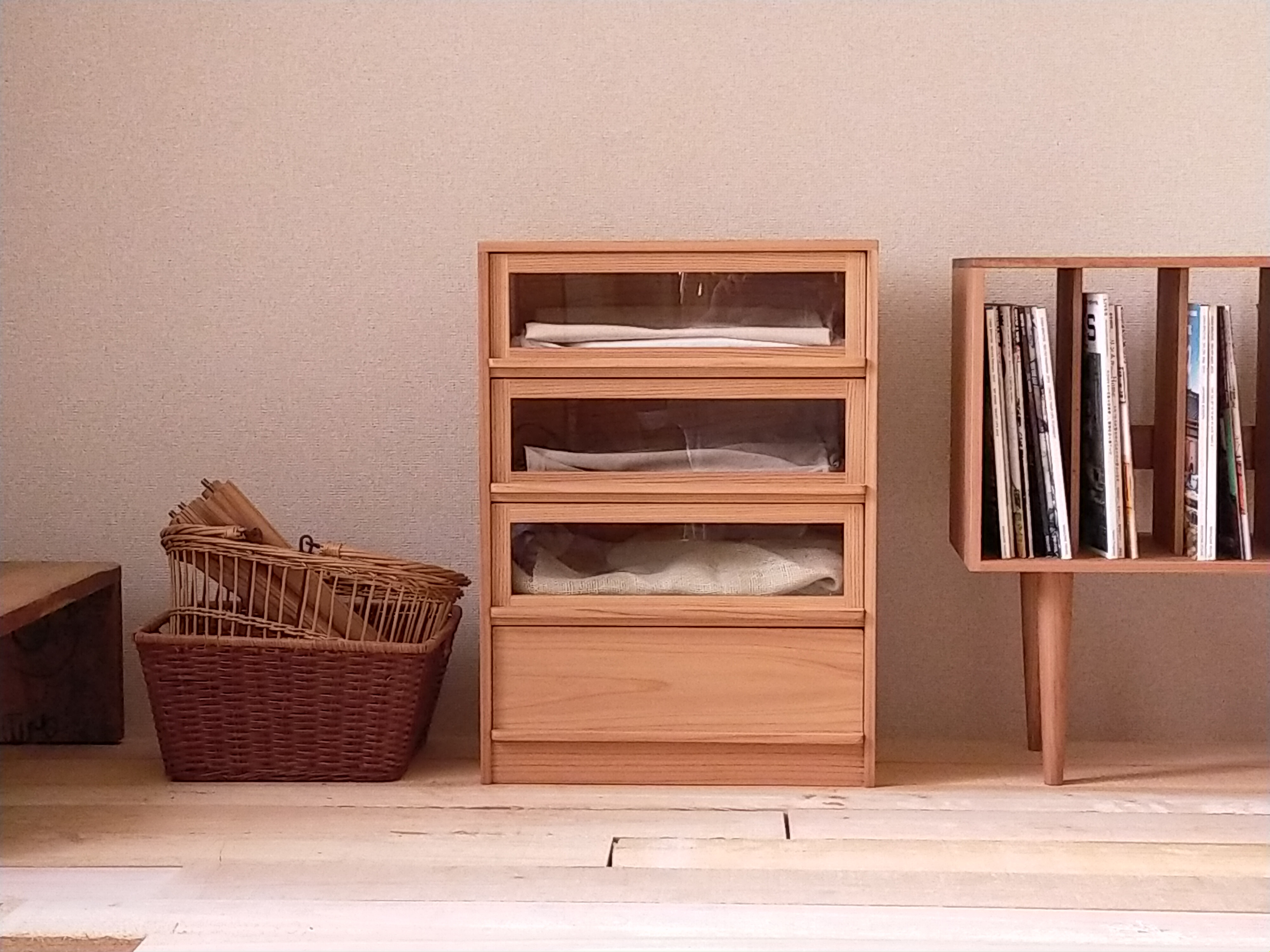 見える収納　ガラス引出しの4杯チェスト