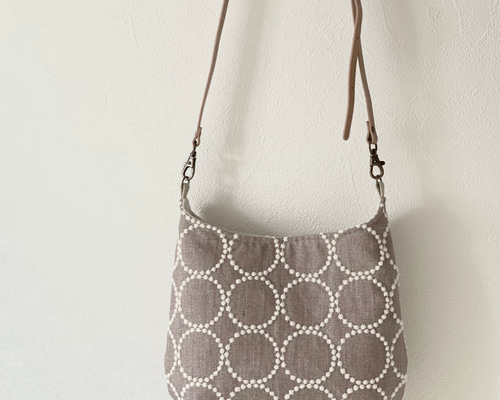 ミナペルホネン　大きめショルダーバック　タンバリン　(ベージュ) 3d39f732ea49aee41d830e4d08420b