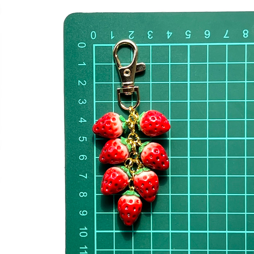 プチ摘みたてたわわいちごキーホルダー(樹脂・赤いちご) バッグ
