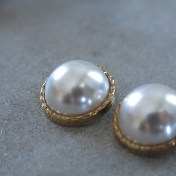 本真珠みたいな、エレガントなパールイヤリング　ホワイト×ゴールド　月桂冠　18mm 5枚目の画像
