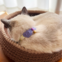 紫陽花カラーのリボン風＊猫用つけ襟　軽くてやわらかい手編みの猫首輪【サイズオーダータイプ】紫×緑のグラデーション 4枚目の画像