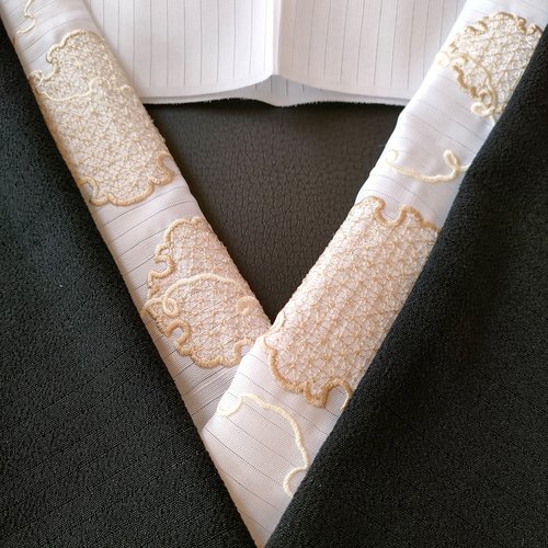 豪華刺繍　半襟　NO 22  白金雪輪柄　半衿　重衿　4way　2点 0908③ 豪華刺繍 半襟 NO 22 白金雪輪柄 半衿 重衿 4way 2点 0908③