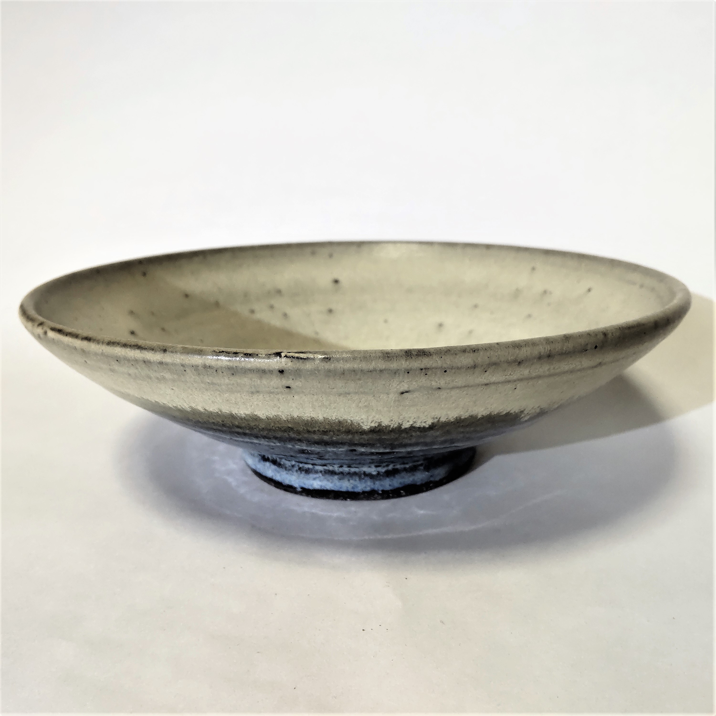 青白色のモダンな中鉢