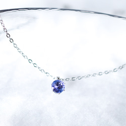 【天然石タンザナイトのシンプルな一粒ネックレス】青紫/5mm/サージカルステンレス/つけっぱなしok 9枚目の画像