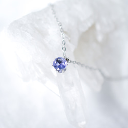 【天然石タンザナイトのシンプルな一粒ネックレス】青紫/5mm/サージカルステンレス/つけっぱなしok 10枚目の画像