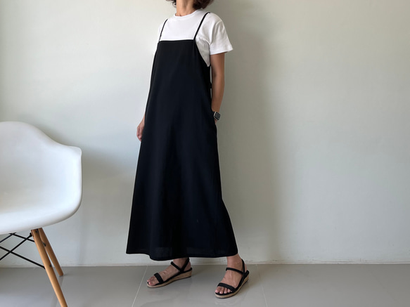 後ろ姿も“キュンっ“となる。後ろリボン付きペンシルキャミソールワンピース 黒色 9枚目の画像