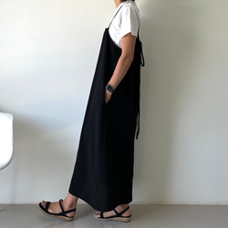 後ろ姿も“キュンっ“となる。後ろリボン付きペンシルキャミソールワンピース 黒色 3枚目の画像