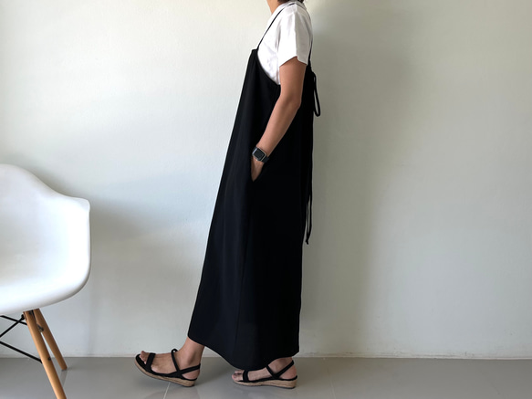 後ろ姿も“キュンっ“となる。後ろリボン付きペンシルキャミソールワンピース 黒色 3枚目の画像