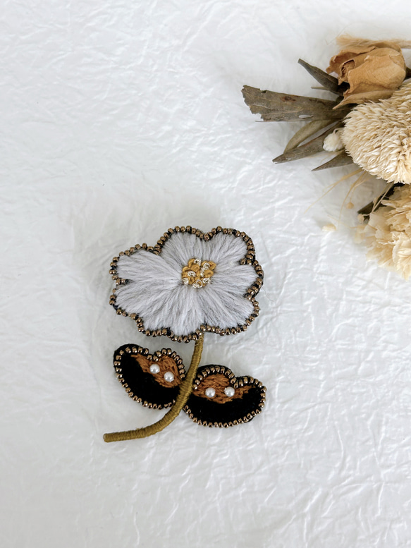 【送料無料】ブローチ　北欧風　お花のブローチ　ビーズ　刺繍　　 ギフト　ご褒美 4枚目の画像