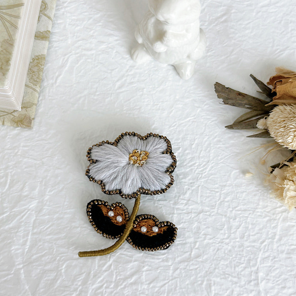 【送料無料】ブローチ　北欧風　お花のブローチ　ビーズ　刺繍　　 ギフト　ご褒美 3枚目の画像