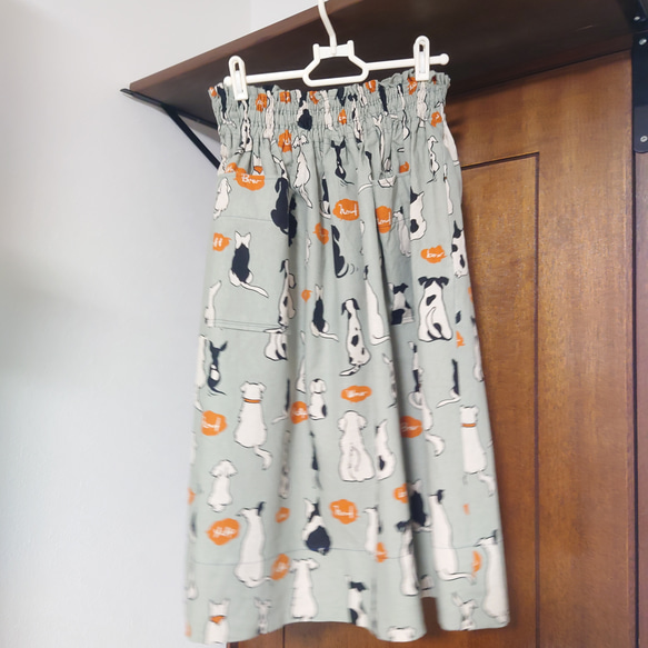 No.4 アニマル柄　後ろ姿犬柄ロングギャザースカート　ライトカーキ✕オレンジ　ウエストゴム仕様　サイズ:フリー 2枚目の画像