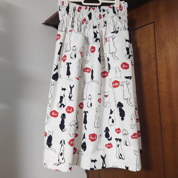 No.7 アニマル柄　後ろ姿犬柄ロングギャザースカート　オフホワイト✕レッド　ウエストゴム仕様　サイズ:フリー 3枚目の画像